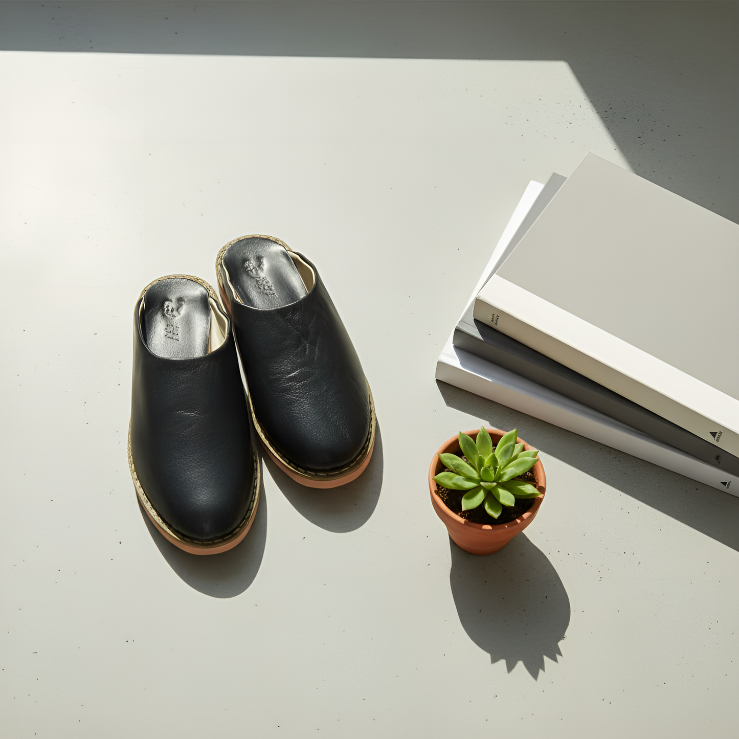 Babouche traditionnelle en cuir confortable et résistante pour homme – Coloris Noir